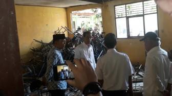 Jokowi Sidak ke SMPN 1 Muara Gembong, Siswa Heboh Teriak Minta Foto