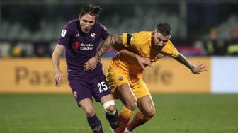 Pemain depan Fiorentina Federico Chiesa dan bek AS Roma Aleksandar Kolarov mengejar bola selama pertandingan lanjutan Coppa Italia antara Fiorentina melawan AS Roma di Stadion Artemio Franchi, Florence, Italia, Kamis (31/1) dini hari WIB. [Isabella BONOTTO / AFP]