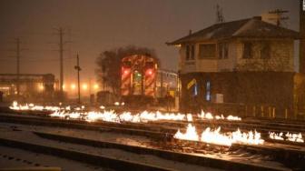 Detik-detik Kereta Komuter Melintas di Jalur yang Terbakar Api