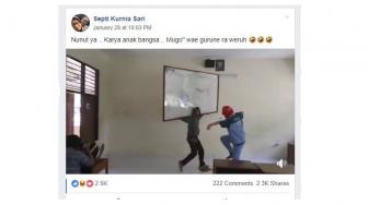 Kuat Banget, Pelajar Main Reog di Kelas dengan Papan Tulis