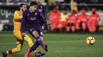 Pemain depan Fiorentina Giovanni Simeone menembak dan mencetak gol selama pertandingan lanjutan Coppa Italia antara Fiorentina melawan AS Roma di Stadion Artemio Franchi, Florence, Italia, Kamis (31/1) dini hari WIB. [Isabella BONOTTO / AFP]