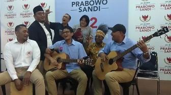 Dukung Ahmad Dhani, Sandiaga Nyanyikan Lagu Hadapi Dengan Senyuman