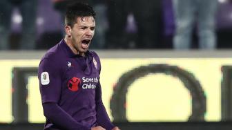 Pemain depan Fiorentina Giovanni Simeone merayakan golnya setelah mencetak gol ke gawang AS Roma selama pertandingan lanjutan Coppa Italia antara Fiorentina melawan AS Roma di Stadion Artemio Franchi, Florence, Italia, Kamis (31/1) dini hari WIB. [Isabella BONOTTO / AFP]