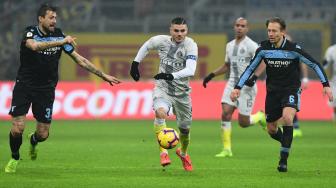 Bek Lazio Francesco Acerbi, pemain depan Inter Milan Mauro Icardi dan gelandang Lazio Lucas Leiva mengejar bola dalam pertandingan lanjutan Coppa Italia antara Inter Milan melawan Lazio di Stadion Giuseppe Meazza, Milan, Italia, Jumat (1/2). [Miguel MEDINA / AFP]
