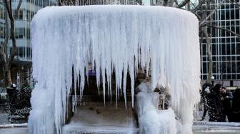 Air mancur Bryant Park membeku, saat suhu terendah menyebar dari negara bagian midwest dan timur, di New York City, Amerika Serikat, Kamis (31/1). [ANTARA FOTO/REUTERS/Brendan McDermid]