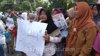 Bela Vanessa Angel, Puluhan Emak-emak Berkerudung Geruduk Polda Jatim