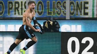 Pemain Lazio Ciro Immobile merayakan golnya setelah membuka skor dalam pertandingan lanjutan Coppa Italia antara Inter Milan melawan Lazio di Stadion Giuseppe Meazza, Milan, Italia, Jumat (1/2). [Miguel MEDINA / AFP]

