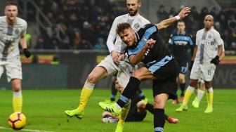 Pemain depan Lazio Ciro Immobile menembak ke gawang Inter Milan dalam pertandingan lanjutan Coppa Italia antara Inter Milan melawan Lazio di Stadion Giuseppe Meazza, Milan, Italia, Jumat (1/2). [Miguel MEDINA / AFP]