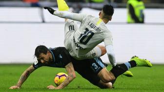 Pemain depan Inter Milan Lautaro Martinez bertabrakan dengan bek Lazio Francesco Acerbi dalam pertandingan lanjutan Coppa Italia antara Inter Milan melawan Lazio di Stadion Giuseppe Meazza, Milan, Italia, Jumat (1/2). [Miguel MEDINA / AFP]