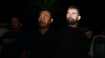 Tahanan Polda NTB Dorfin Felix (kedua kanan) dibawa petugas kepolisian ketika tiba di Mapolda NTB, Jumat (1/2). [ANTARA FOTO/Dhimas B. Pratama]