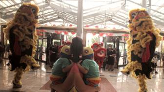 Pertunjukkan barongsai di Mal Taman Anggrek, Jakarta Barat, Sabtu (2/2). [Suara.com/Fakhri Hermansyah]