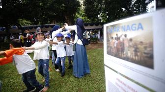 Sejumlah siswa mencoba permainan ular naga di lapangan Wali Kota Depok, Jawa Barat, Sabtu (2/2). [ANTARA FOTO/Kahfie Kamaru]