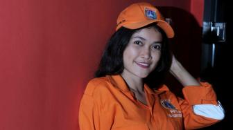 Selha Purba (21) petugas PPSU (Penanganan Sarana dan Prasarana Umum) saat sesi foto untuk Suara.com di Jakarta Selatan, (1/2). [Suara.com/Fakhri Hermansyah]