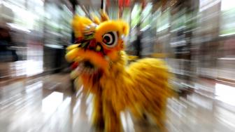 Keren, Ada Atraksi Barongsai di Akuarium Bareng Hiu di Malaysia