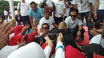 Ribuan Relawan Prabowo - Sandiaga Putihkan Lapangan Banteng