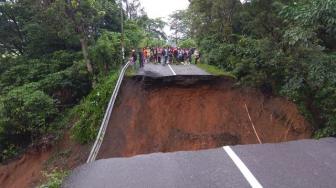 Diguyur Hujan Lebat, Jalur Lintas Sumatera di Lahat Amblas