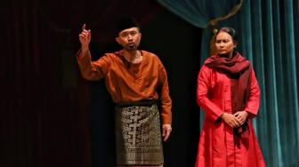 Aktor Lukman Sardi memerankan teater yang bertajuk 'Nyanyi Sunyi Revolusi' di Gedung Kesenian Jakarta (GKJ), Sabtu (2/2). [Suara.com/Muhaimin A Untung]