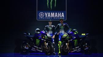 Pebalap MotoGP Valentino Rossi (kanan) dan Maverick Vinales berpose di depan motor YZR-M1 saat peluncuran Monster Energy Yamaha MotoGP Team di Jakarta, Senin (4/2). ANTARA FOTO/Sigid Kurniawan