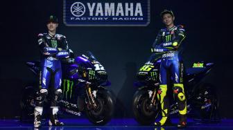 Pebalap MotoGP Valentino Rossi (kanan) dan Maverick Vinales berpose di depan motor YZR-M1 saat peluncuran Monster Energy Yamaha MotoGP Team di Jakarta, Senin (4/2). ANTARA FOTO/Sigid Kurniawan