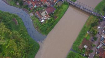 Foto udara limbah pabrik yang dibuang di Daerah Aliran Sungai (DAS) Citarum, Rancamanyar, Kabupaten Bandung, Jawa Barat, Minggu (3/2). ANTARA FOTO/Raisan Al Farisi