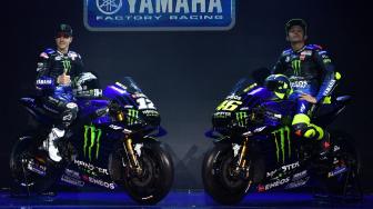 Pebalap MotoGP Valentino Rossi (kanan) dan Maverick Vinales berpose di depan motor YZR-M1 saat peluncuran Monster Energy Yamaha MotoGP Team di Jakarta, Senin (4/2). ANTARA FOTO/Sigid Kurniawan