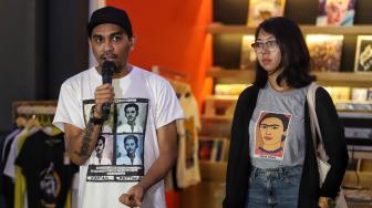 Musisi Glenn Fredly bersama Rara Sekar memberi keterangan tentang penolakan RUU Permusikan di Cilandak Town Square, Jakarta, Senin (4/2). [Suara.com/Muhaimin A Untung]