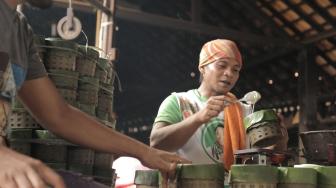 Melihat Pembuatan Kue Keranjang Warisan Turun  Temurun