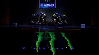 Pebalap MotoGP Valentino Rossi (kanan) dan Maverick Vinales berpose di depan motor YZR-M1 saat peluncuran Monster Energy Yamaha MotoGP Team di Jakarta, Senin (4/2). ANTARA FOTO/Sigid Kurniawan