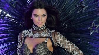 Wajah Glowing Selama Ramadan, Coba Tips Makeup ala Kendall Jenner