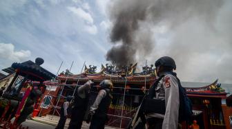 Petugas kepolisian berjaga di depan Vihara Samudra Bhakti yang terbakar di Bandung, Jawa Barat, Selasa (5/2). [ANTARA FOTO/Raisan Al Farisi]