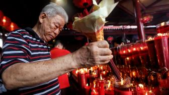 Warga melakukan sembahyang Tahun Baru Imlek 2570 di Vihara Dharma Bhakti, Petak Sembilan, Jakarta, Selasa (5/2). [Suara.com/Muhaimin A Untung]