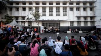 Wisatawan menikmati suasana Kawasan Kota Tua Jakarta, Selasa (5/2). [Suara.com/Muhaimin A Untung]