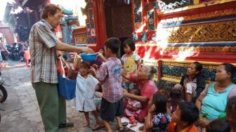 Suasana Bagi-bagi Angpao di Kelenteng Hong Tiek Hian Surabaya