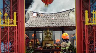 Petugas berusaha memadamkan api yang membakar Vihara Samudra Bhakti di Bandung, Jawa Barat, Selasa (5/2). [ANTARA FOTO/Raisan Al Farisi]
