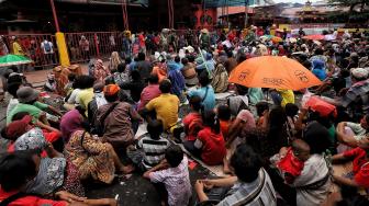 Sejumlah pengemis mengemis di Vihara Dharma Bhakti, Petak Sembilan, Jakarta, Selasa (5/2).[Suara.com/Muhaimin A Untung]
