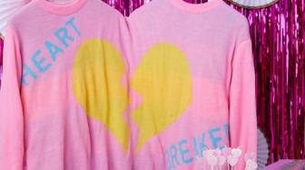 Rilis Baju Valentine, Sweater Ini Bisa Masuk Dua Orang