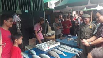 Anies Jadikan Dua Anaknya 'Model' untuk Foto dengan Ikan di Pasar