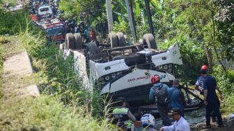 Petugas kepolisian melakukan olah tempat kejadian perkara kecelakaan bus Kramat Djati di Cikopo, Cicalengka, Kabupaten Bandung, Jawa Barat, Rabu (6/2). [ANTARA FOTO/Raisan Al Farisi]