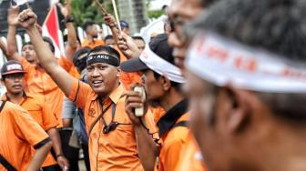 Karyawan PT POS Indonesia melakukakn aksi di depan Kantor Kementerian BUMN, Jakarta, Rabu (6/2). [Suara.com/Muhaimin A Untung]
