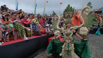 Seorang model menampilkan sebuah rancangan busana dalam parade budaya Festival Balingkang Kintamani di kawasan Pura Ulundanu Batur, Bangli, Bali, Rabu (6/2). [ANTARA FOTO/Nyoman Hendra Wibowo]