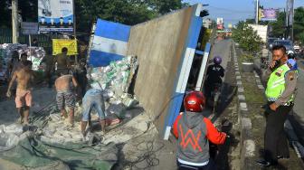 Petugas kepolisian mengatur lalu lintas di samping truk yang mengalami kecelakaan di jalur pantura, Desa Ngembal Rejo, Kudus, Jawa Tengah, Rabu (6/2). [ANTARA FOTO/Yusuf Nugroho]