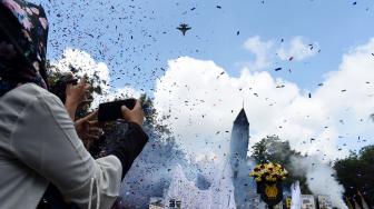 Suasana peresmian Monumen Pesawat F-5 Tiger di Lanud Iswahjudi, Magetan, Jawa Timur, Rabu (6/2). [ANTARA FOTO/Siswowidodo]
