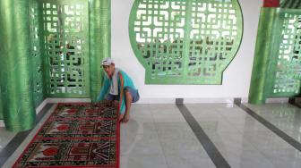 Suasana musholla Babah Alun di  Ancol, Jakarta Utara, Rabu (6/2). [Suara.com/Fakhri Hermansyah]