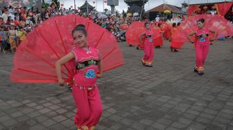 Seniman menampilkan tarian kreasi dalam parade budaya Festival Balingkang Kintamani di kawasan Pura Ulundanu Batur, Bangli, Bali, Rabu (6/2). [ANTARA FOTO/Nyoman Hendra Wibowo]
