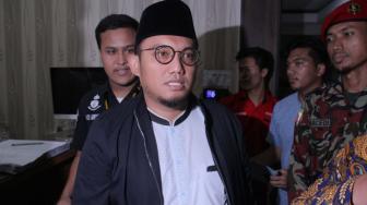 Mantan Ketua Umum Pemuda Muhammadiyah Danhil Anzar Simanjuntak memenuhi panggilan penyidik Polda Metro Jaya, Jakarta Pusat, Kamis (7/2). (Suara.com/Fakhri Hermansyah)