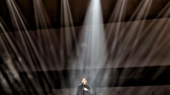 Penyanyi Tulus saat bernyanyi menghibur di Konser Monokrom Tulus di Istora Senayan, Jakarta, (6/2). [Suara.com/Muhaimin A Untung]