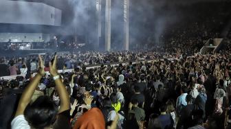 Penyanyi Tulus saat bernyanyi menghibur di Konser Monokrom Tulus di Istora Senayan, Jakarta, (6/2). [Suara.com/Muhaimin A Untung]