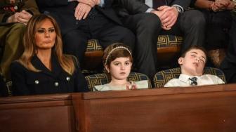 Bocah Joshua Trump Tidur saat Presiden AS Pidato, Simbol Baru Perlawanan