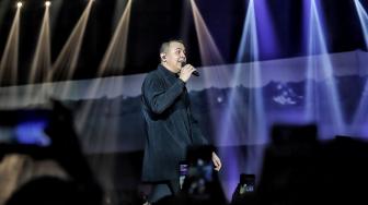 Penyanyi Tulus saat bernyanyi menghibur di Konser Monokrom Tulus di Istora Senayan, Jakarta, (6/2). [Suara.com/Muhaimin A Untung]