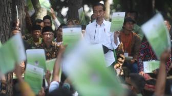 Presiden Jokowi Bagikan SK Hutan Sosial